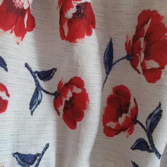 Beautiful off or on shoulder crop top small junior's - Picture 4 of 8